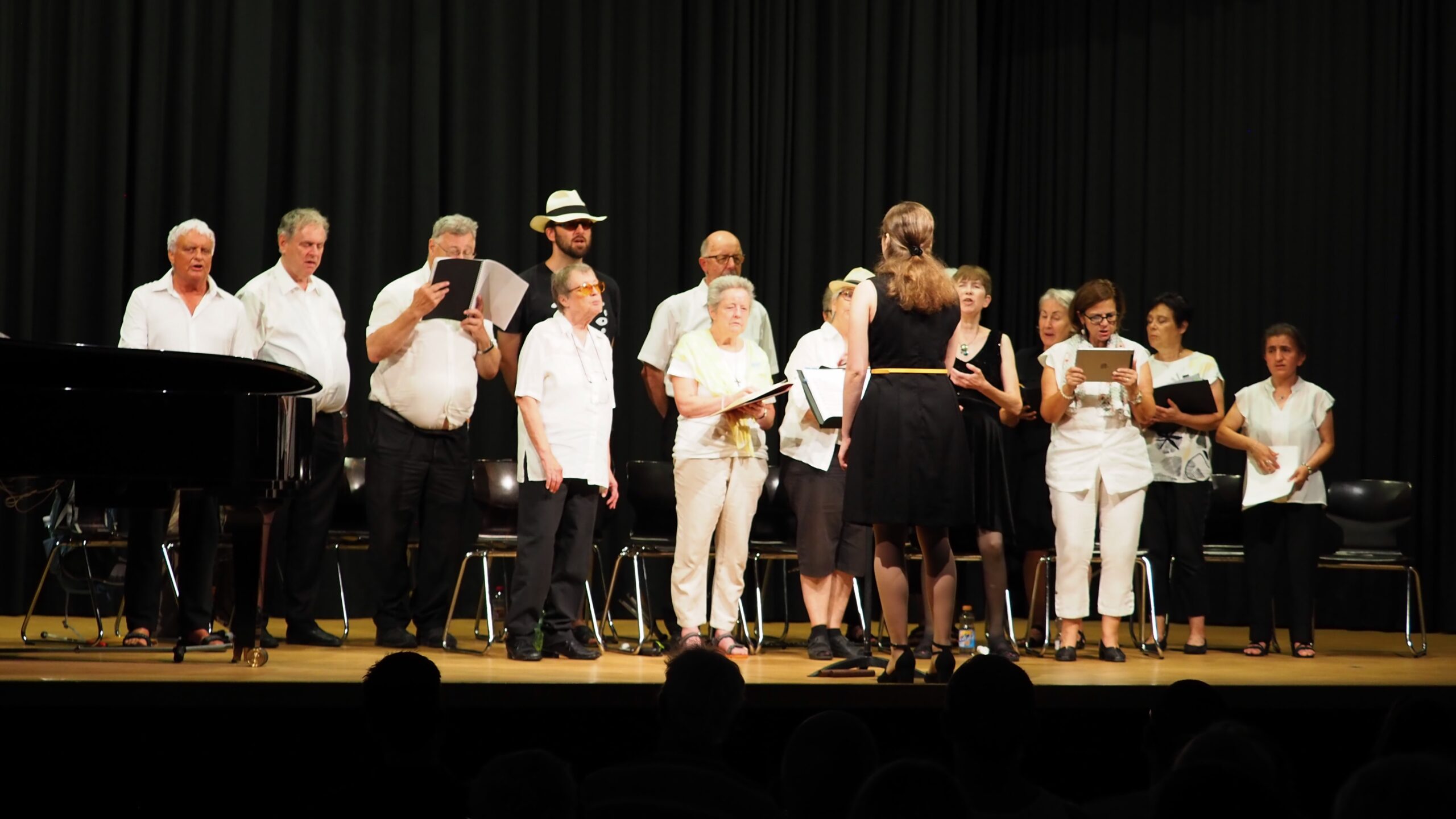 Bild der Blindsingers auf der Bühne des Gymnasium Bäumlihofs im Jahre 2023