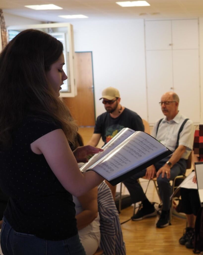 Die Blindsingers während einer Probe mit der Chorleiterin