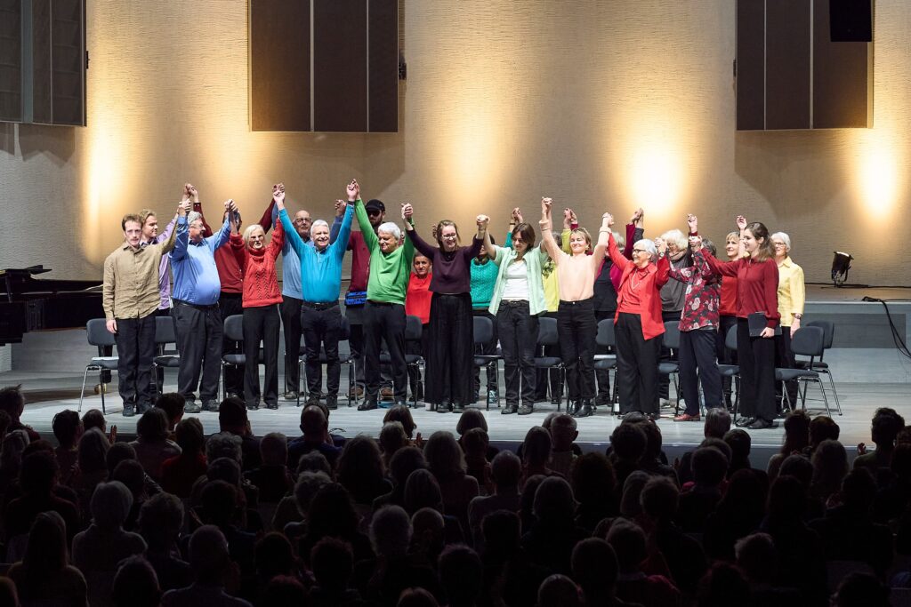 Blindsingers verbeugen sich auf der Bühne beim A-cappella-Konzert „Klassik Sterne“ in Don Bosco, Basel.